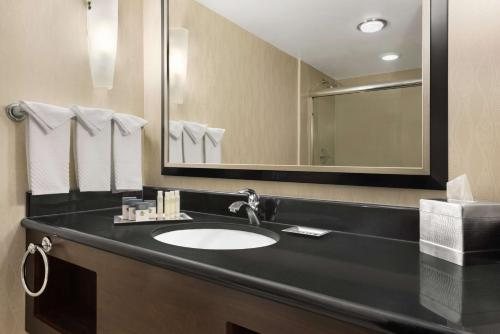 DoubleTree by Hilton Hotel Wichita Airport — Bathroom