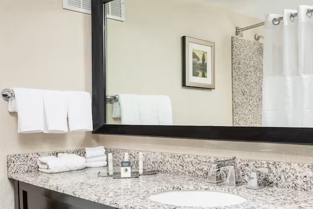Doubletree By Hilton Hotel Wilmington — Bathroom