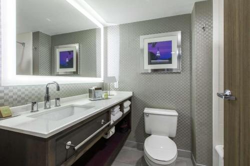 DoubleTree by Hilton Hotel Winston Salem University — Bathroom