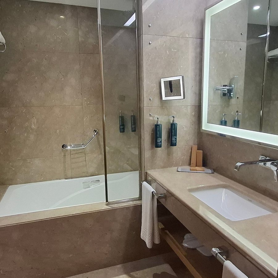 DoubleTree by Hilton Istanbul Avcilar Istanbul — Bathroom