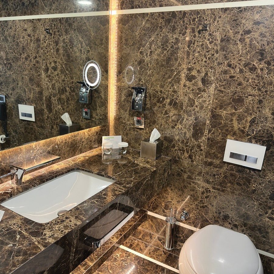 Doubletree By Hilton Istanbul Gayrettepe Istanbul — Bathroom