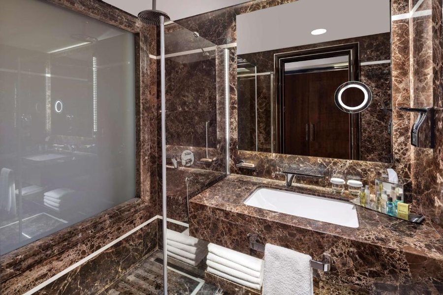 DoubleTree by Hilton Istanbul Macka — Bathroom