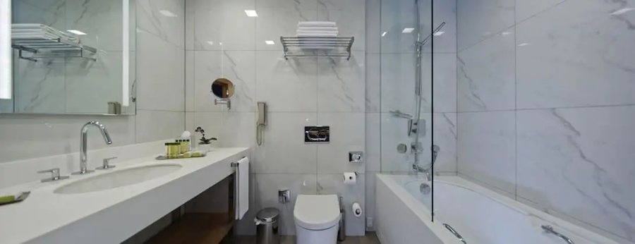 DoubleTree by Hilton Istanbul Moda — Bathroom