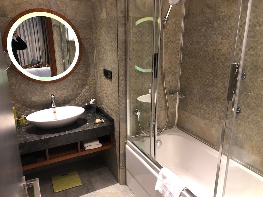 Doubletree By Hilton Istanbul Piyalepasa Istanbul — Bathroom