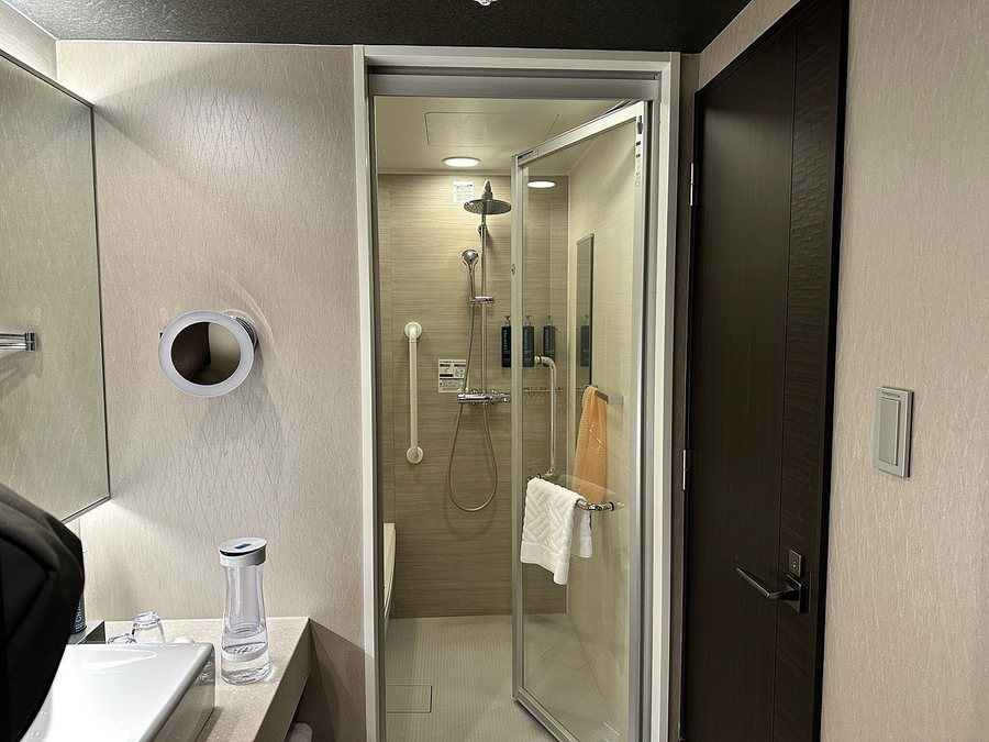 DoubleTree by Hilton Kyoto Station — Bathroom