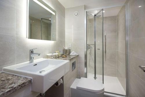 Doubletree By Hilton London Chelsea — Bathroom