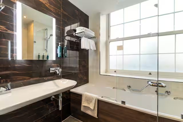 DoubleTree by Hilton London Docklands Riverside — Bathroom
