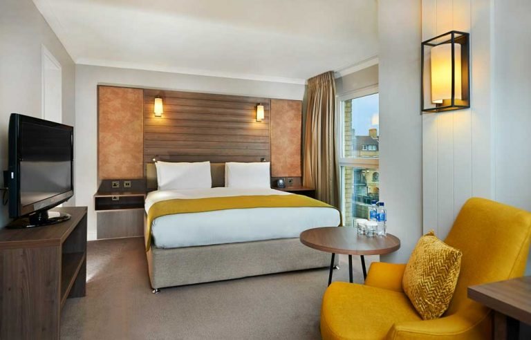 DoubleTree by Hilton London Docklands Riverside — Guest room