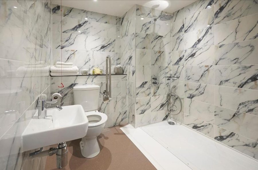 DoubleTree By Hilton London Excel — Bathroom