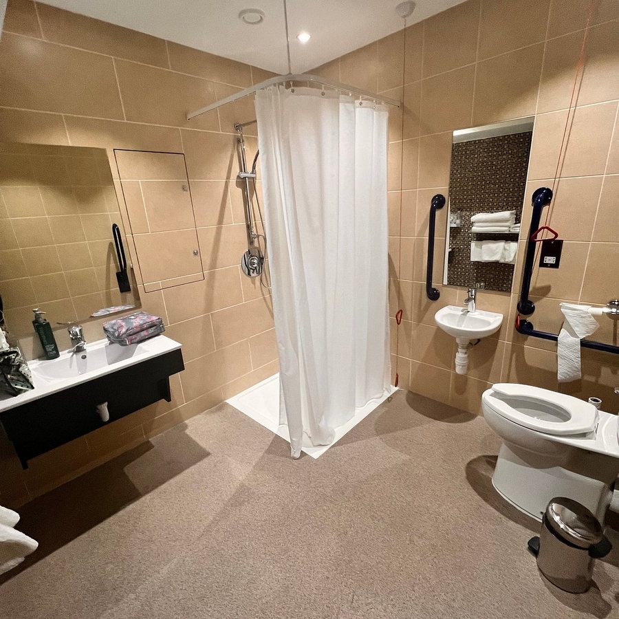 DoubleTree by Hilton London Greenwich London England — Bathroom
