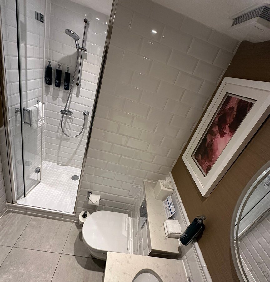 DoubleTree by Hilton London Hyde Park — Bathroom