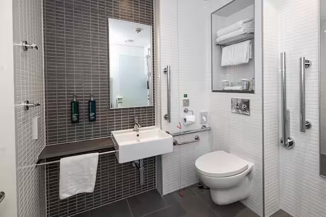 Doubletree By Hilton London Tower Of London — Bathroom