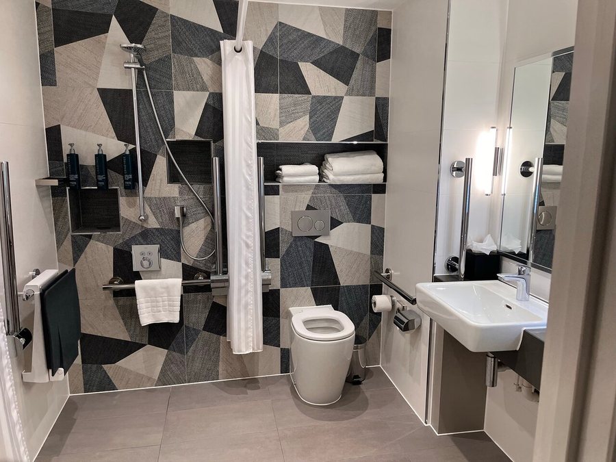 DoubleTree by Hilton London West End — Bathroom