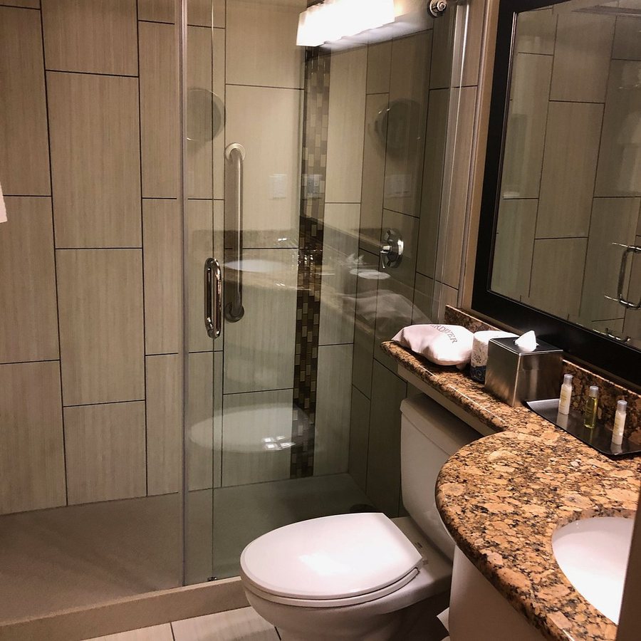 DoubleTree by Hilton Madison Downtown Madison Wisconsin — Bathroom