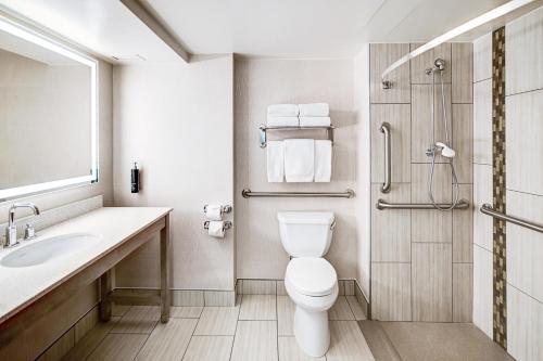 DoubleTree by Hilton Madison East — Bathroom