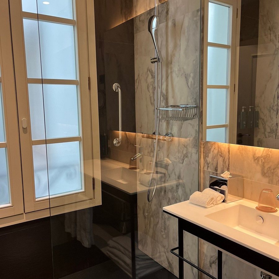 DoubleTree By Hilton Madrid Prado — Bathroom