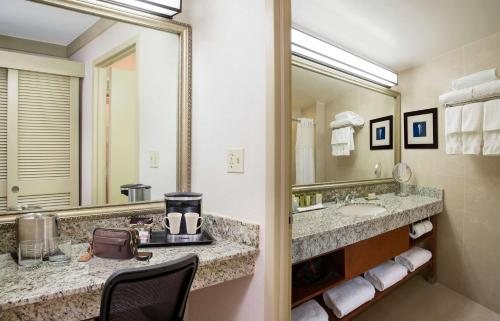 Doubletree By Hilton Miami North I 95 Miami Florida — Bathroom