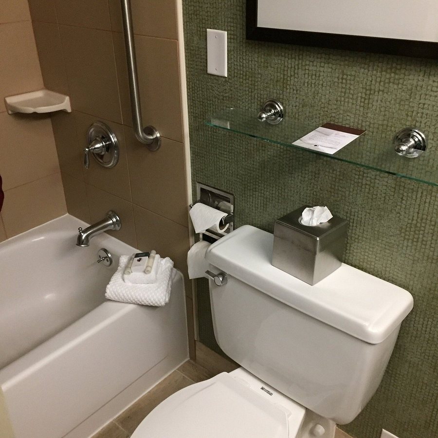 DoubleTree by Hilton Mt Vernon — Bathroom