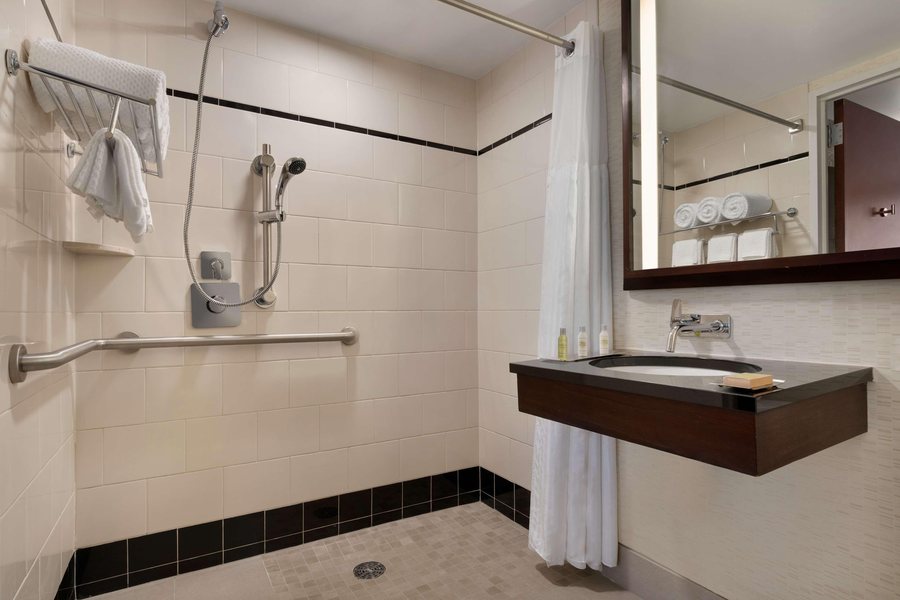 Doubletree By Hilton New York Downtown New York City New York — Bathroom