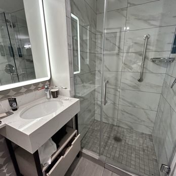 DoubleTree by Hilton New York Midtown Fifth Ave — Bathroom