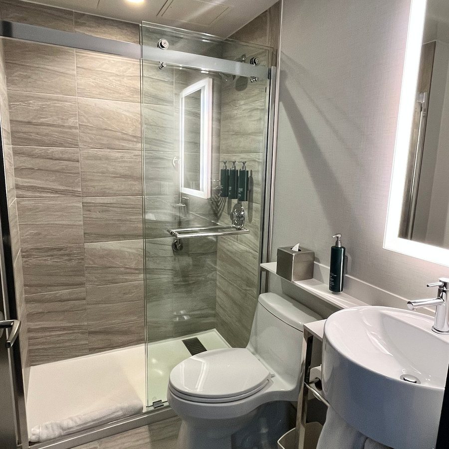 DoubleTree by Hilton New York Times Square South — Bathroom