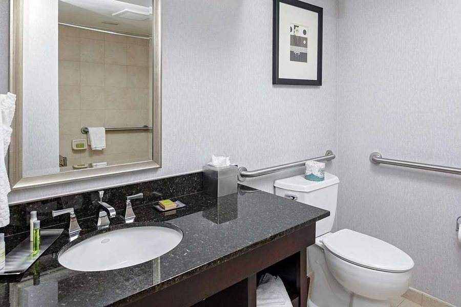 DoubleTree by Hilton Omaha Southwest — Bathroom