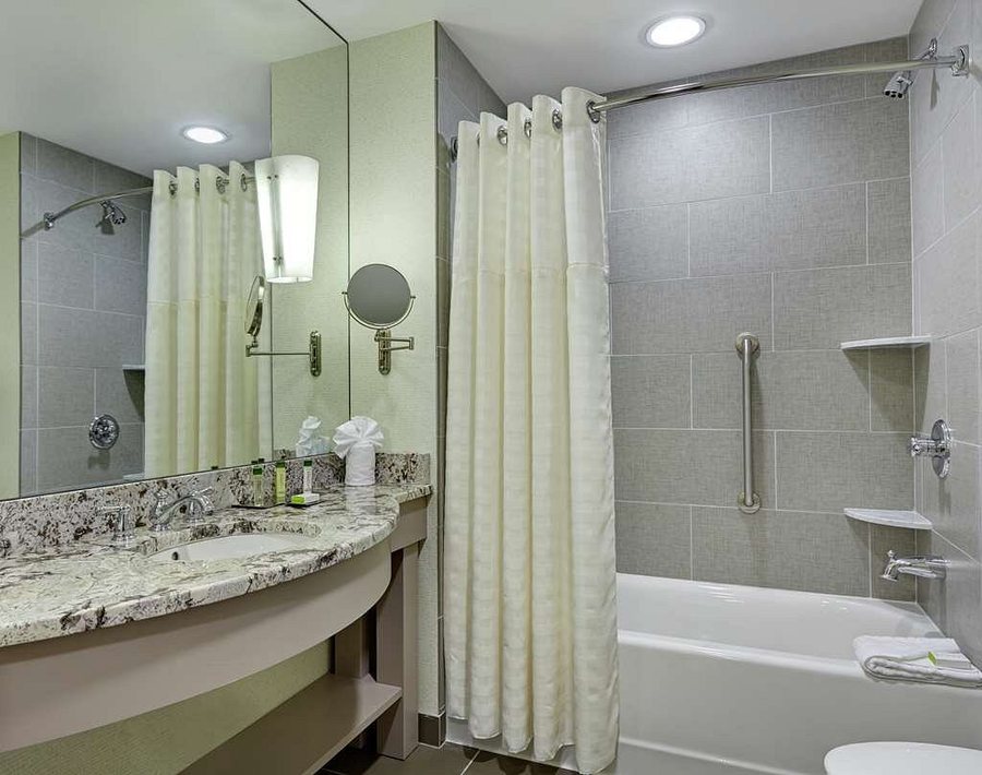 DoubleTree by Hilton Philadelphia Airport — Bathroom