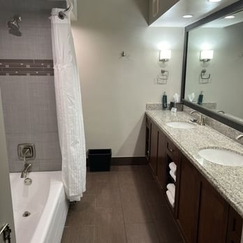DoubleTree by Hilton Phoenix Mesa — Bathroom