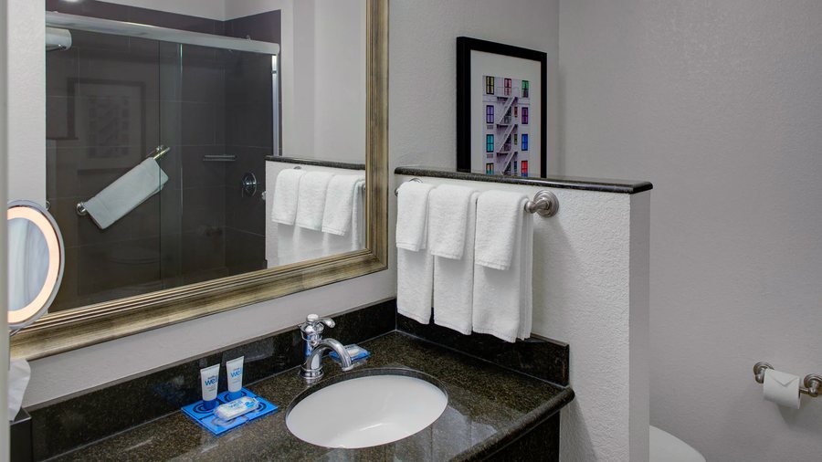 DoubleTree by Hilton Poughkeepsie — Bathroom
