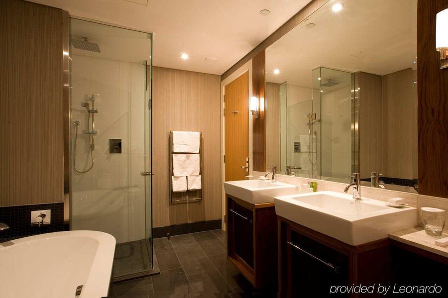 DoubleTree by Hilton Queenstown — Bathroom