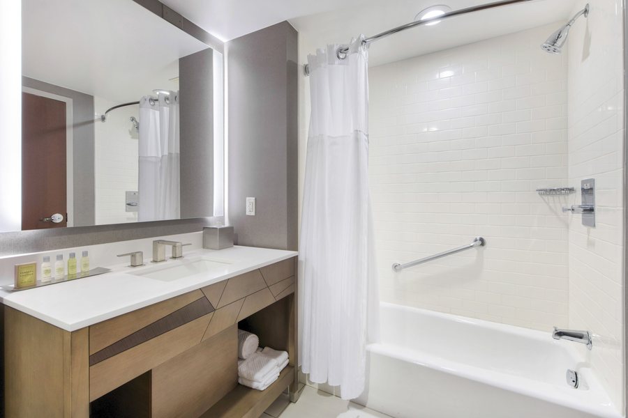 DoubleTree by Hilton Raleigh Crabtree Valley — Bathroom