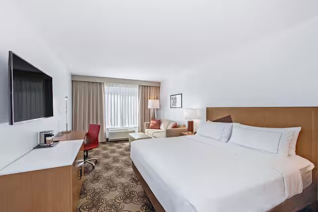 DoubleTree by Hilton Raleigh Crabtree Valley — Guest room