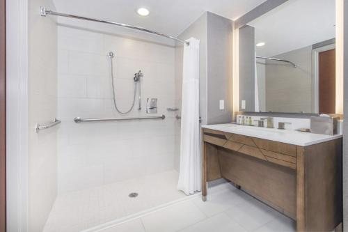 DoubleTree by Hilton Raleigh Midtown — Bathroom