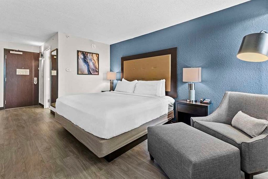 DoubleTree by Hilton Raleigh Midtown — Guest room