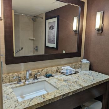 DoubleTree by Hilton San Antonio Northwest — Bathroom