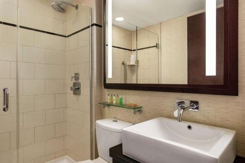 Doubletree By Hilton Schenectady Downtown — Bathroom