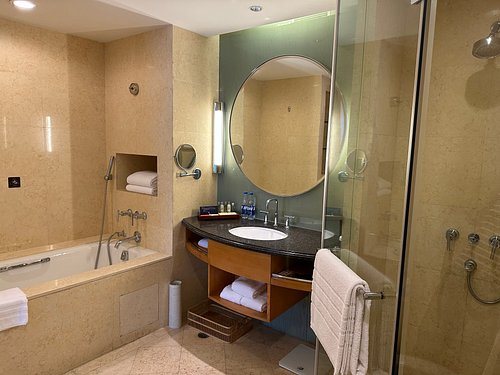 DoubleTree by Hilton Shanghai Pudong — Bathroom