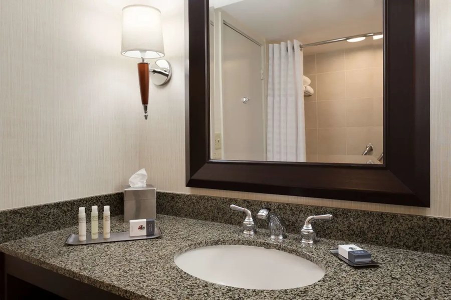 DoubleTree by Hilton Somerset Hotel and Conference Center — Bathroom