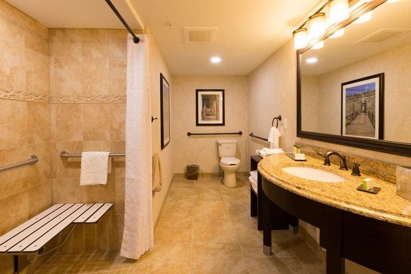 DoubleTree by Hilton St Augustine Historic District — Bathroom
