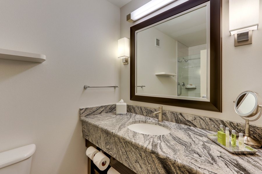 DoubleTree by Hilton St Louis Forest Park — Bathroom