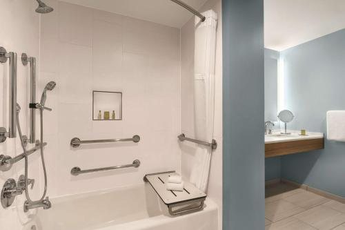 DoubleTree by Hilton Tampa Rocky Point Waterfront — Bathroom
