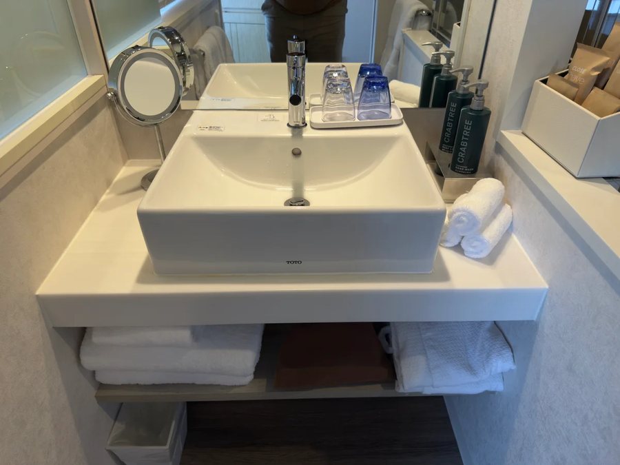 DoubleTree by Hilton Tokyo Ariake — Bathroom