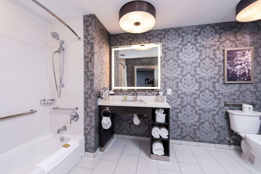 DoubleTree by Hilton Utica — Bathroom