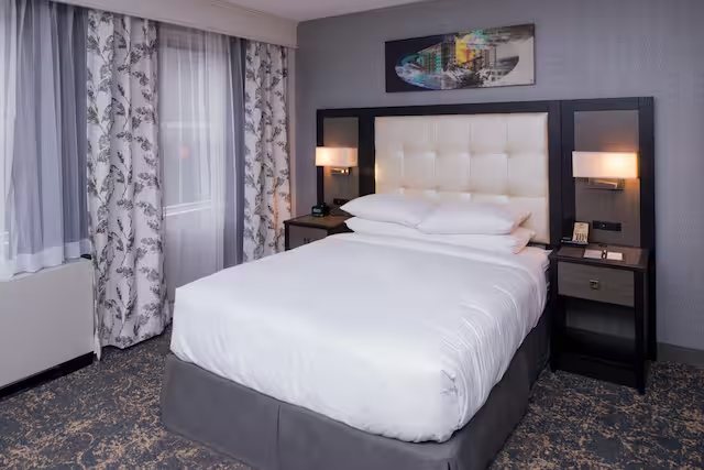 DoubleTree by Hilton Utica — Guest room