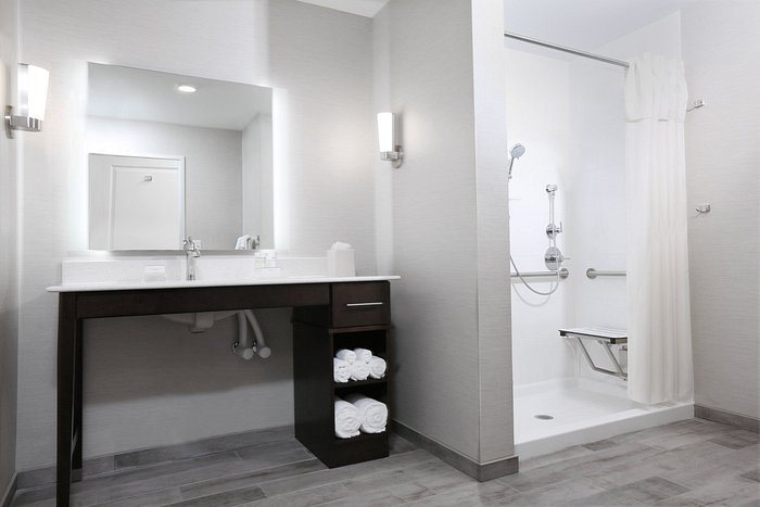 DoubleTree by Hilton West Fargo Sanford Medical Center Area — Bathroom