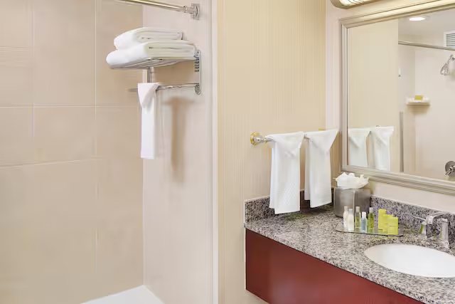 DoubleTree by Hilton Whittier Los Angeles — Bathroom
