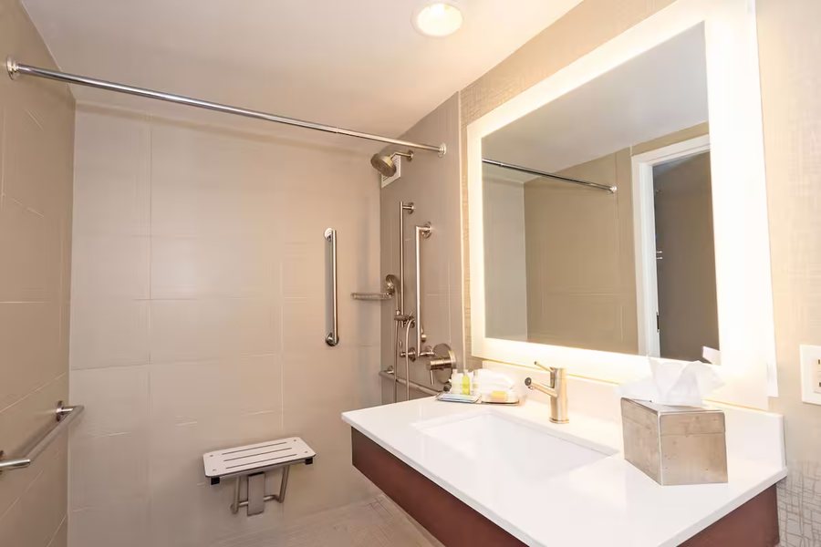 Doubletree Suites by Hilton at The Battery Atlanta — Bathroom