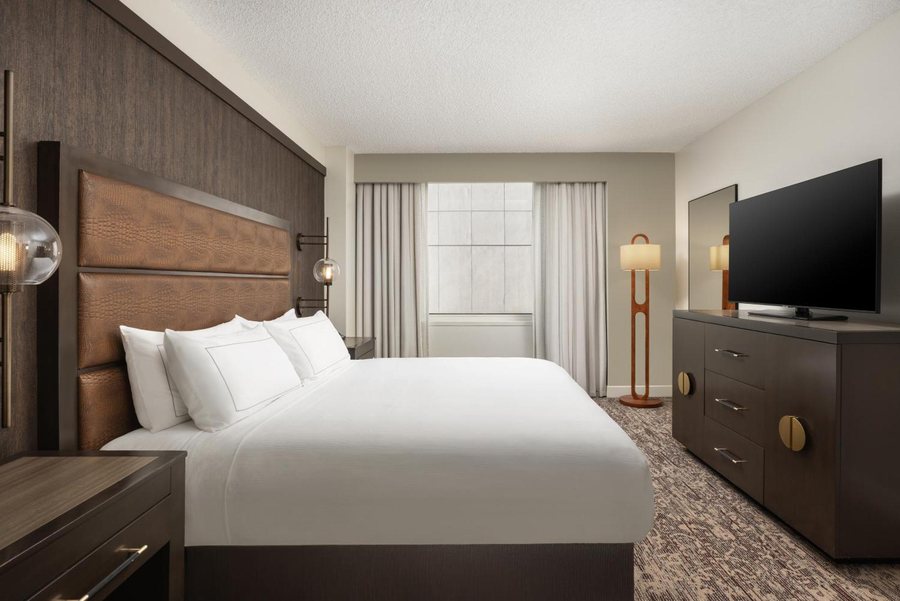 Doubletree Suites By Hilton Austin Downtown Capitol — Guest room