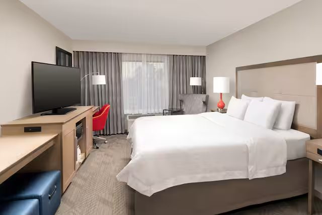DoubleTree Suites by Hilton Hotel Anaheim Resort Convention Center — Guest room