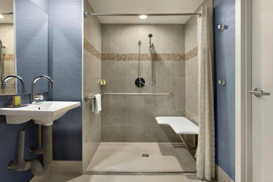 Doubletree Suites By Hilton Hotel Boston Cambridge — Bathroom